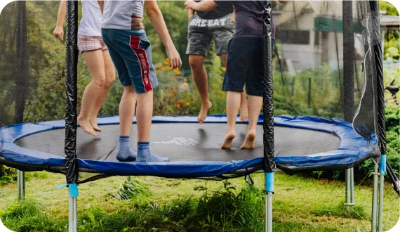 dzieci skaczące na trampolinie 